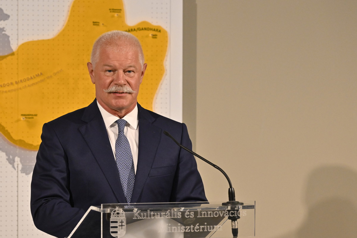 A ciklusa felénél váratlanul lemondott Csák János