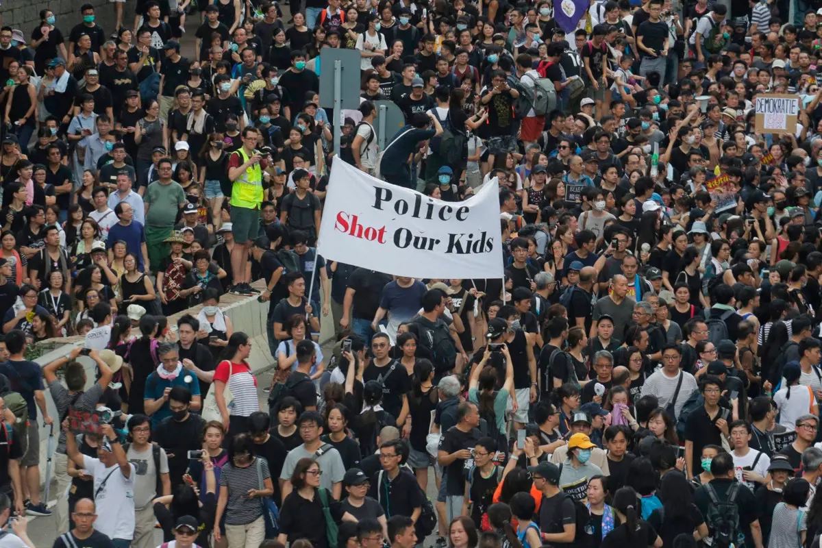 Kizárják a hongkongi szurkolói klubokból a rendőröket tiltakozásul az erőszak ellen