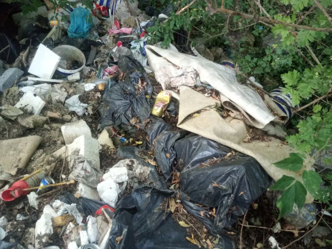 Kommunista szombatot idézi, ahogyan Kapoly polgármestere „társadalmi munkában” vitetné el az önkormányzat által illegálisan lerakott veszélyes hulladékot