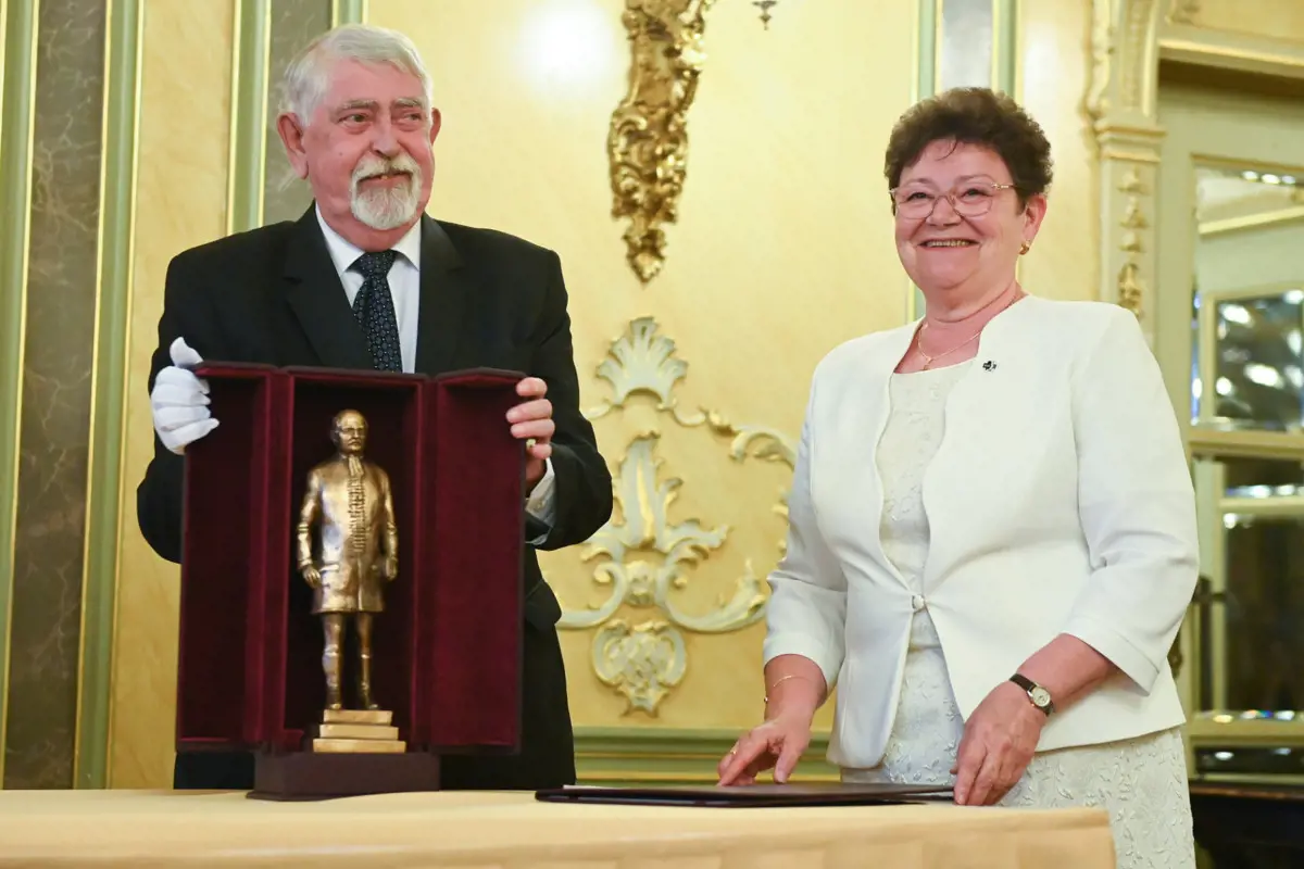 Kásler Miklós Semmelweis Ignác-díjat adományozott Müller Cecíliának, szerinte példaképek kellenek az életben