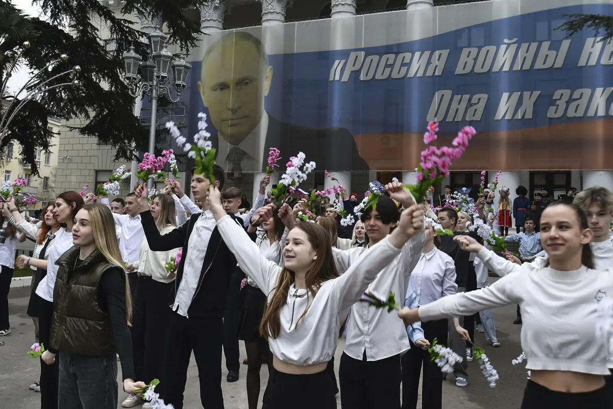 Vlagyimir Putyin Mariupolba látogatott, felkeresett egy családot is