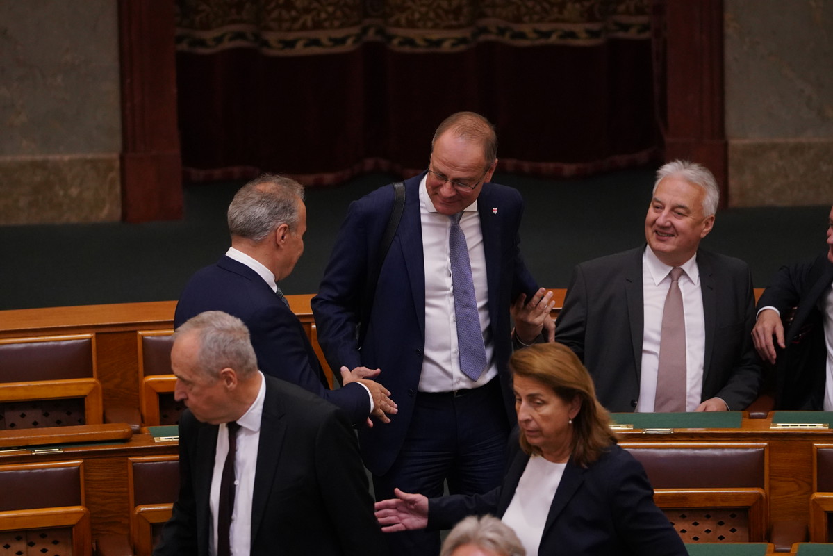 A névviselés szabályainak átírásáról döntött az Orbán-kormány