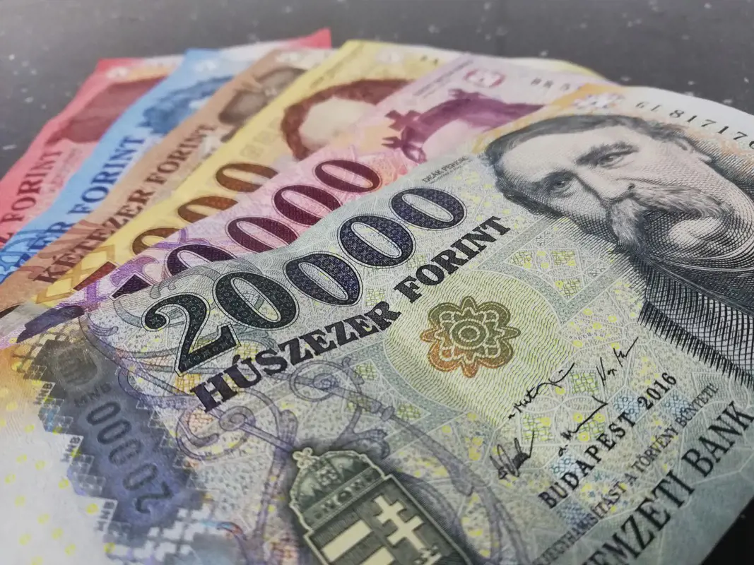 Gyenge reggel: újra 420 forint fölé ugrott az euró