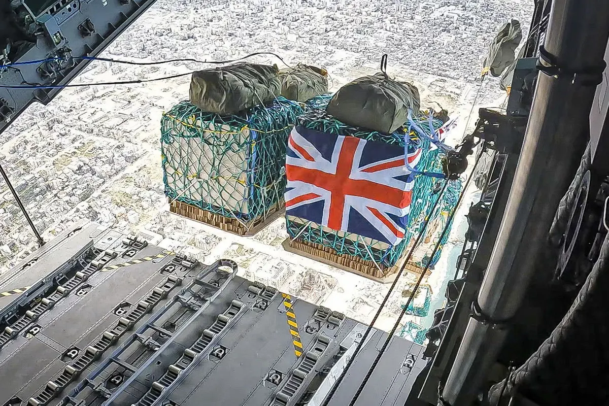 Nagy-Britannia több mint 10 tonna élelmiszert dobott le ejtőernyővel a Gázai övezetbe