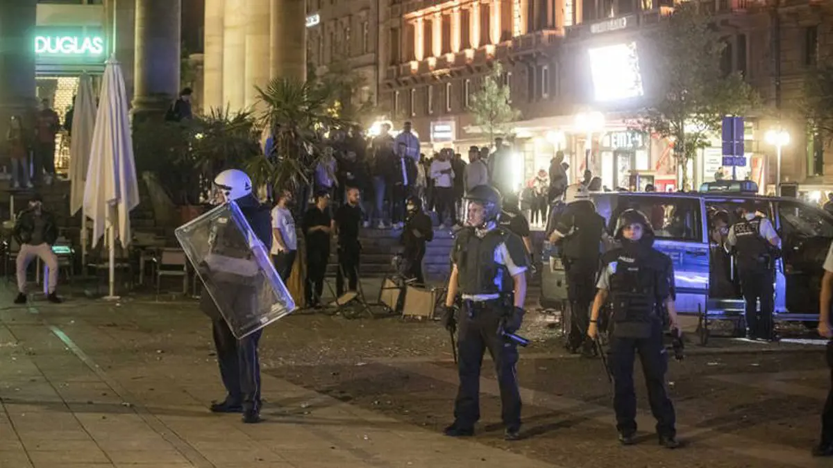 Zavargások voltak szombat éjjel Stuttgart belvárosában
