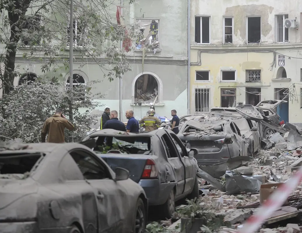 Ukrajnai háború: Újabb civil holttestek kerültek elő a Lemberget ért orosz rakétacsapás után