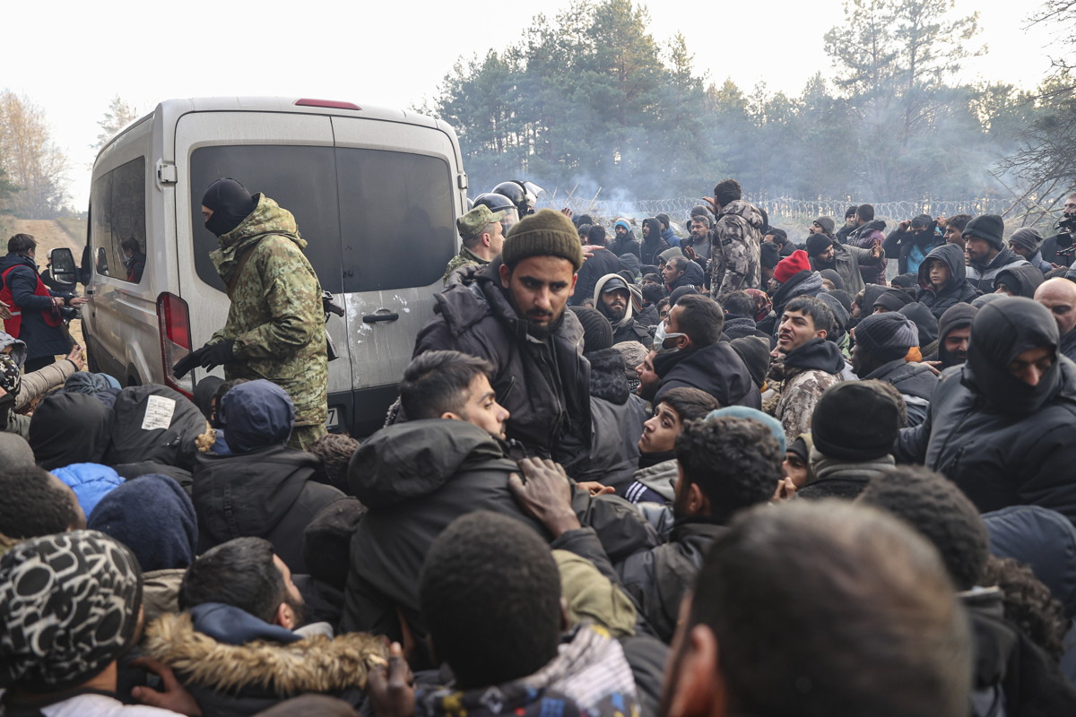 Lengyel lelemény: sertéstrágyát öntenek a gazdák a határra a muszlim migránsáradat ellen