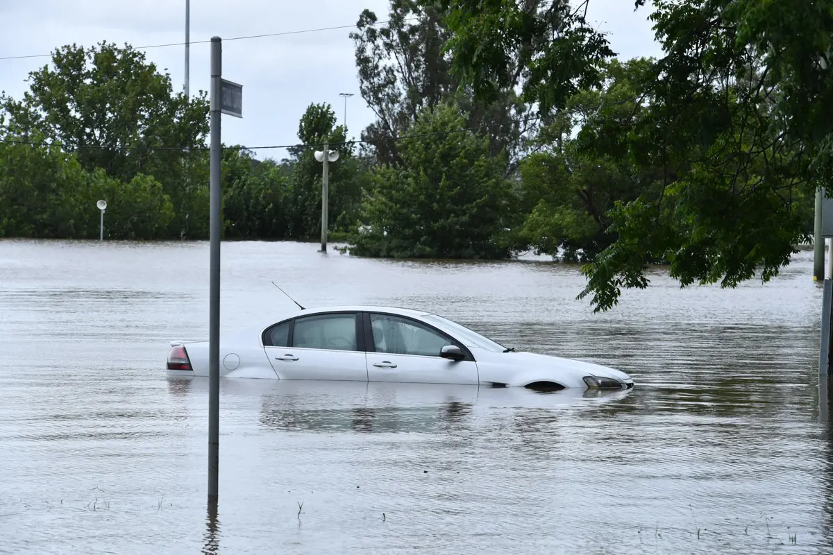 Ismét hatalmas árvíz sújtja Sydney-t, tízezreknek kell elhagyniuk otthonaikat