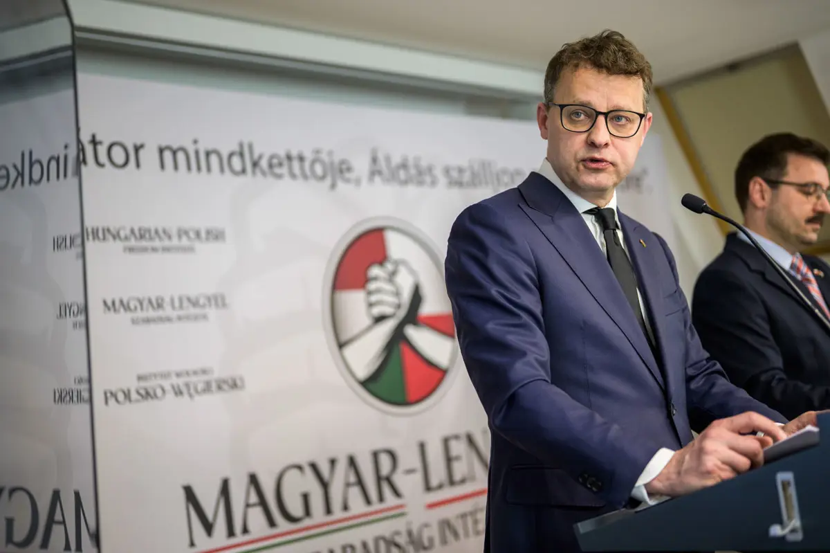 Fidesz-közeli álcivileknek dolgozik a korrupció miatt körözött lengyel miniszterhelyettes