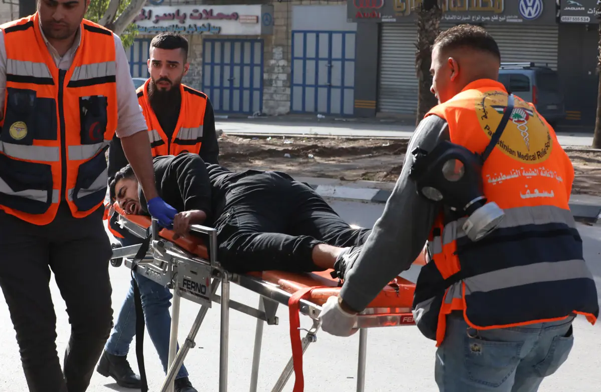 Több palesztin is meghalt az izraeli hadsereg éjjeli razziáin Ciszjordániában