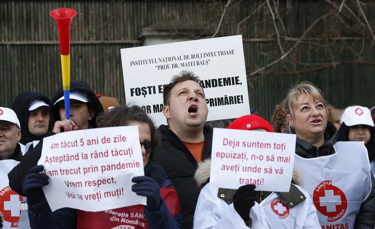 Bezzeg Románia: Bukarestben sok ezer orvos és ápoló tüntetett inflációkövető béremelésért