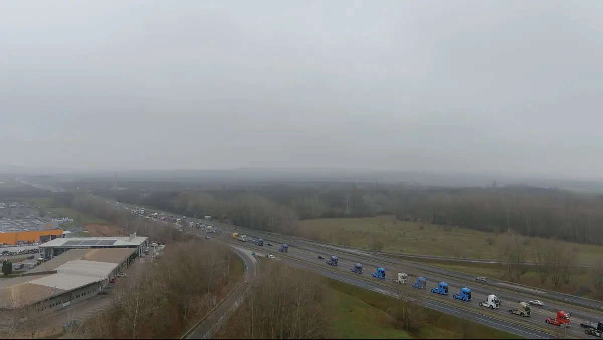 Meghátrált Lázár János a kamionosok előtt