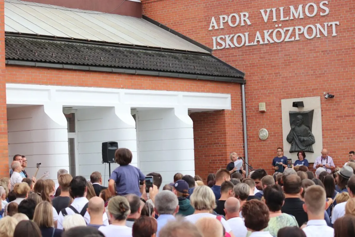 Több százan tüntettek az igazgató váratlan menesztése ellen Győrben