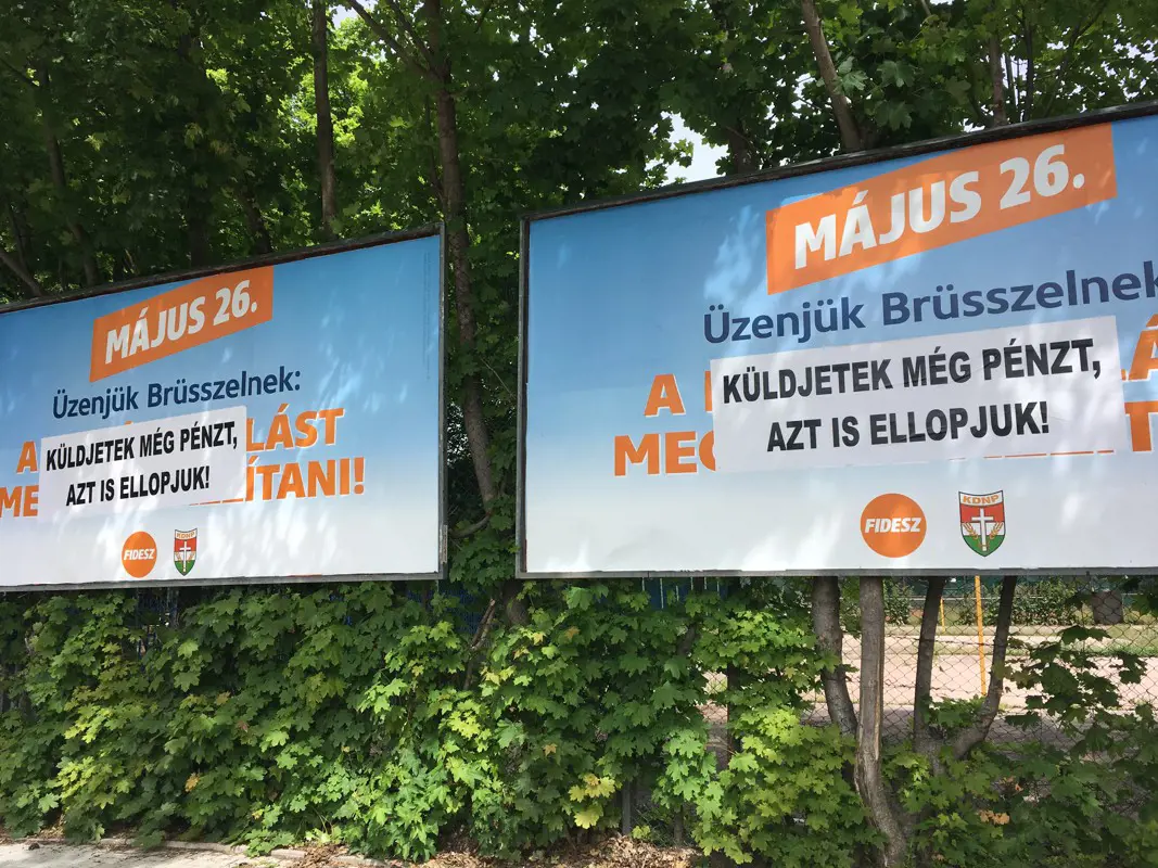 Durván meghekkelték a Fidesz plakátjait Székesfehérváron
