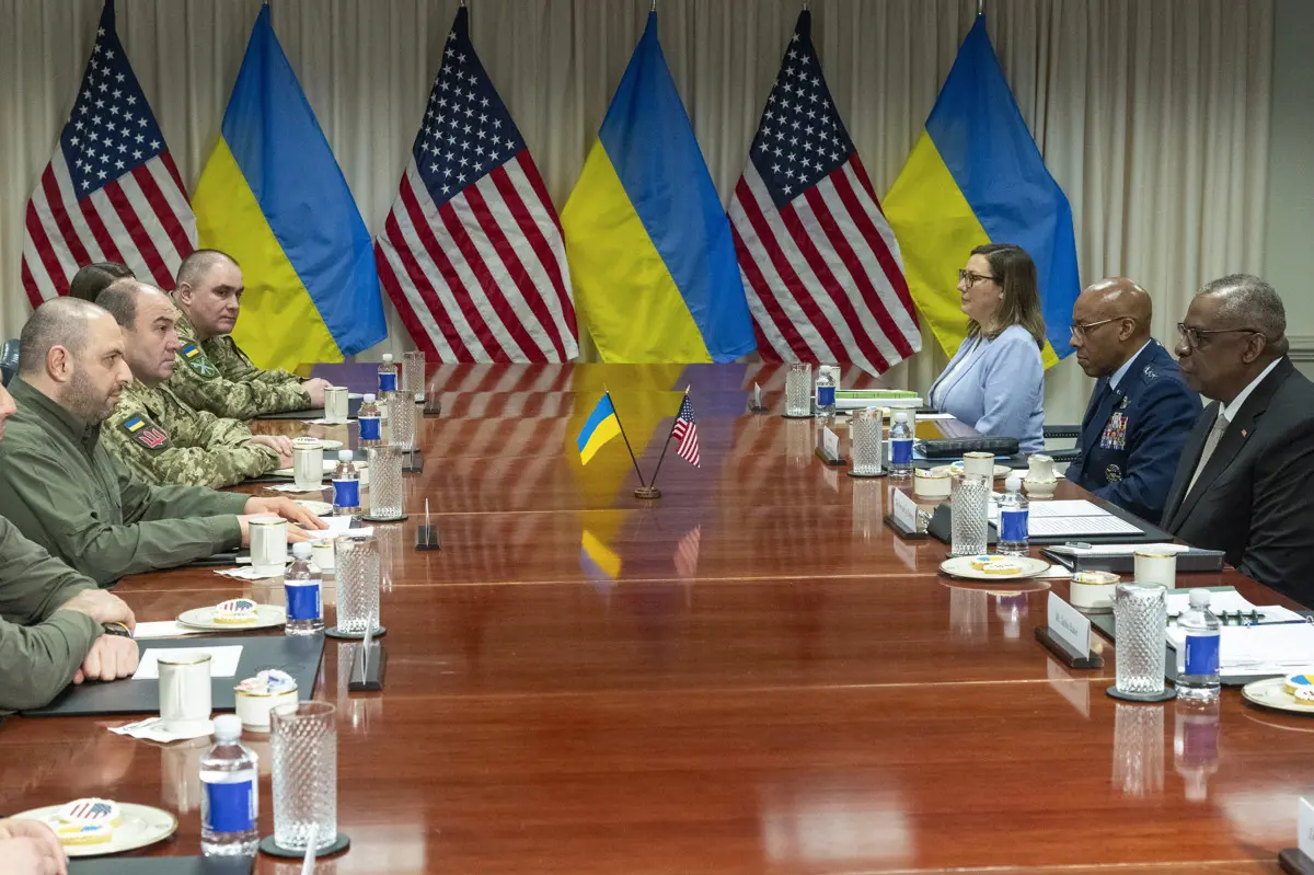 A harctéri helyzetről és a nyugati támogatásokról egyeztetett az amerikai és az ukrán védelmi miniszter