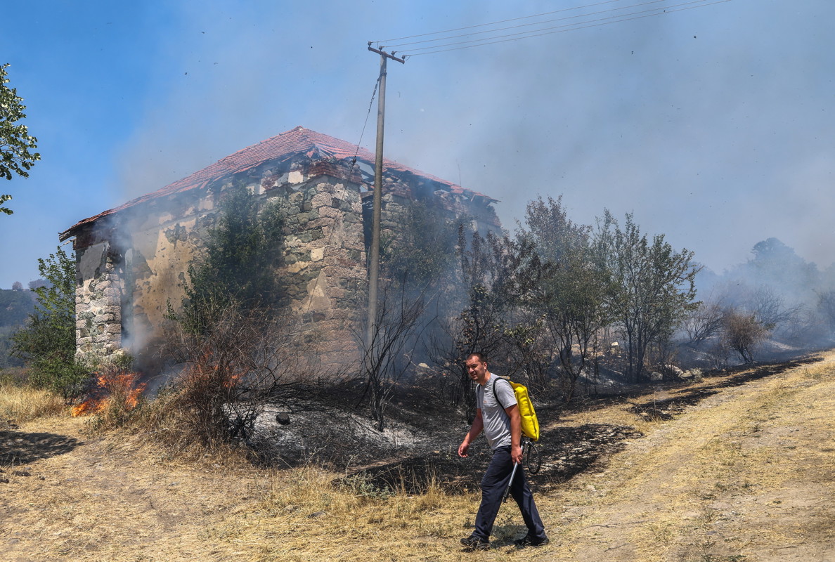 Terepjárókat és helikoptereket küld a kormány az észak-macedóniai erdőtüzek megfékezéséhez