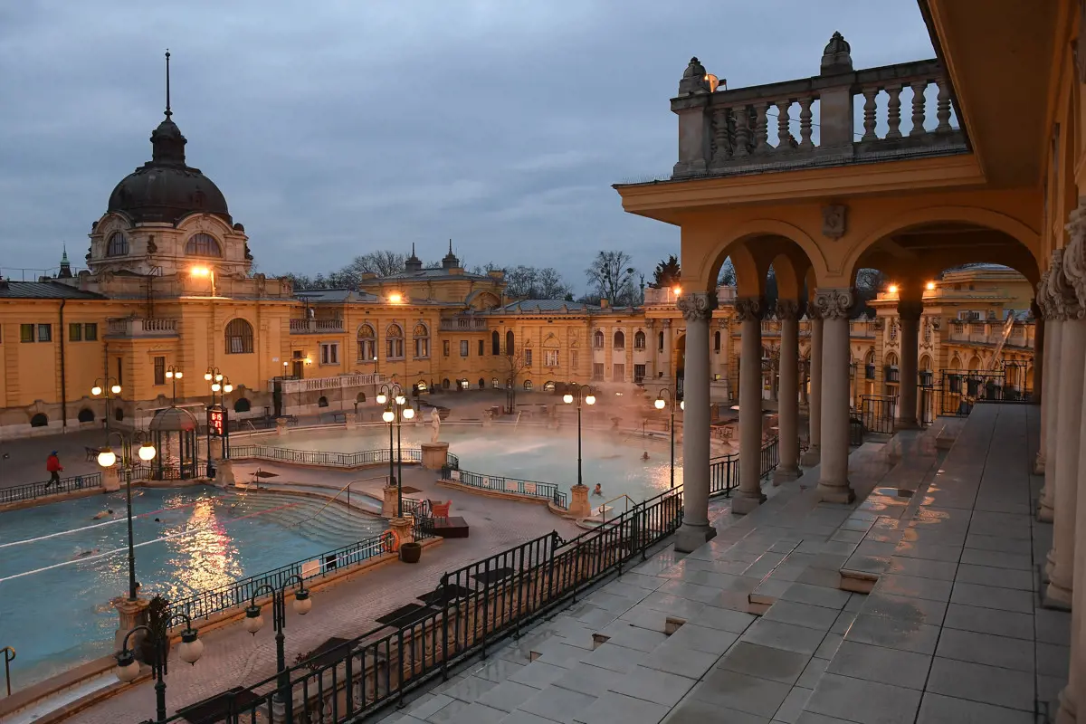 Nem zárnak be a budapesti fürdők, de emelik a jegyárakat