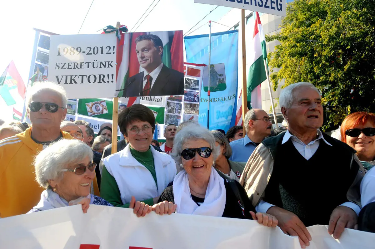 Így békemeneteltek: a 2012-es "Hajrá Orbán Viktor!"-tól az orosz támadás elleni mai sétáig