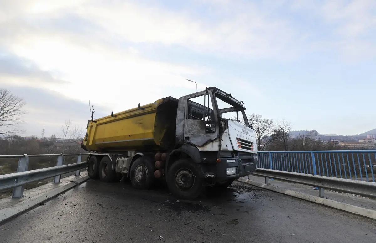 Lebontják a szerbek a barikádokat Észak-Koszovóban