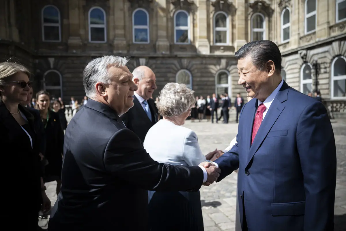 Orbán Viktor és Sulyok Tamás ünnepélyes ceremóniával fogadta a kínai elnököt
