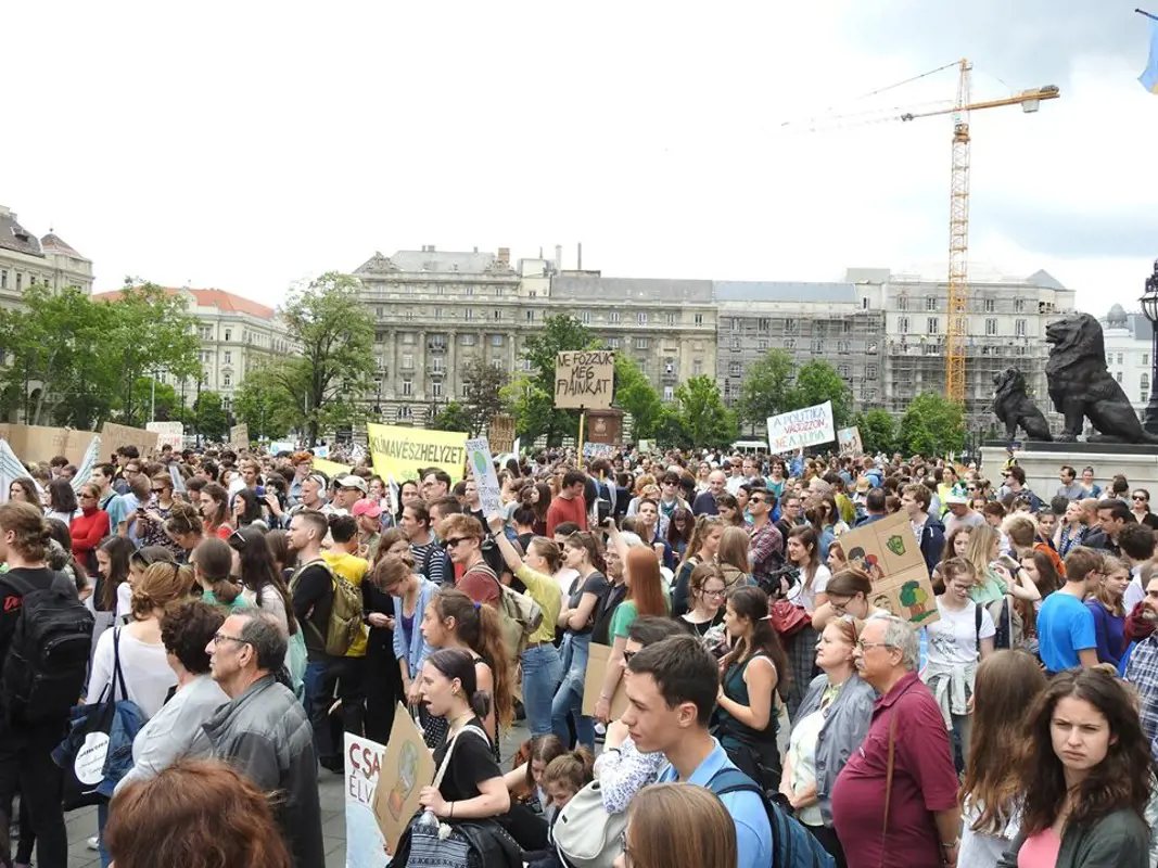 Több ezer fiatal tüntetett Budapesten