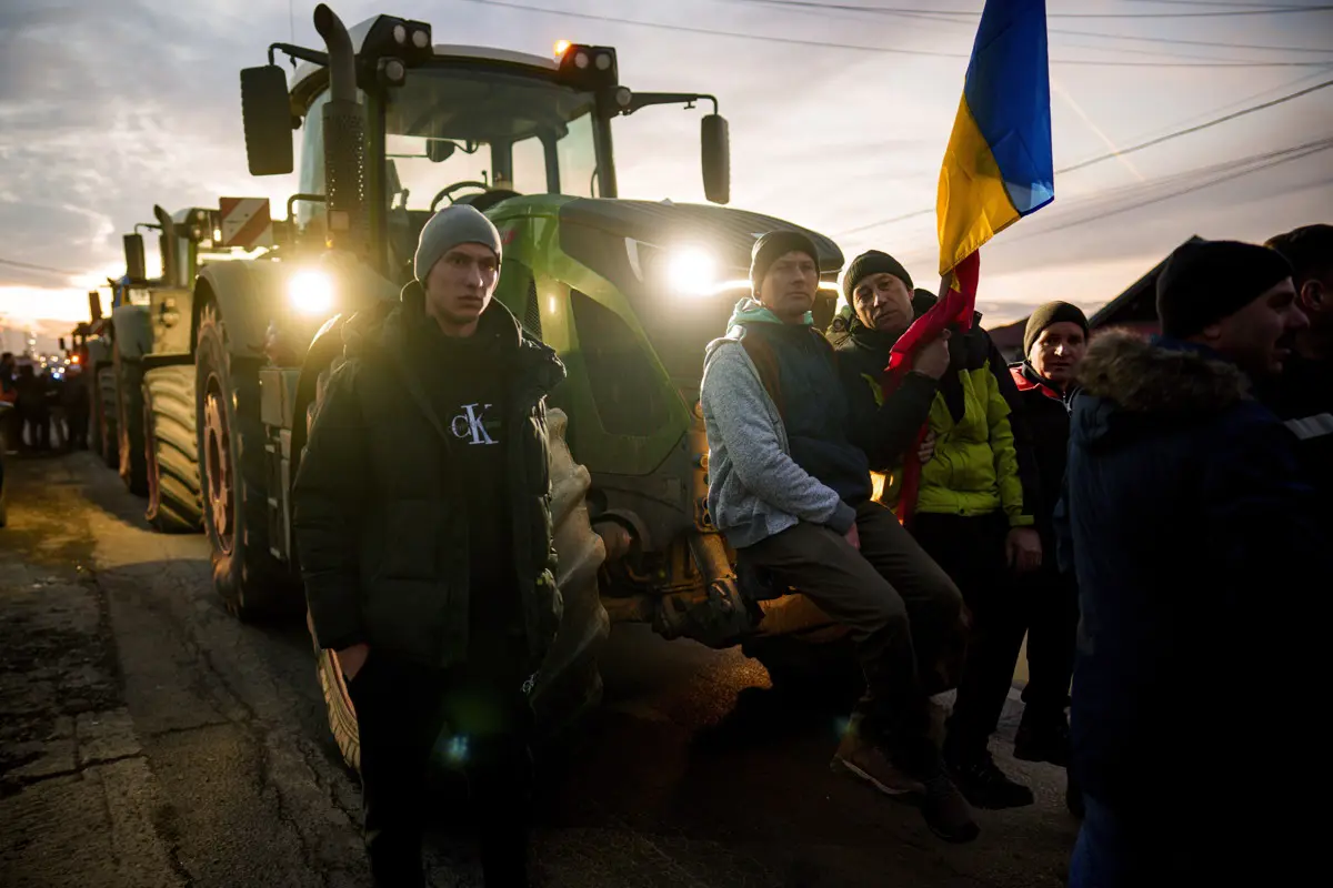 Traktoros tüntetés zajlik a parlament közelében Romániában