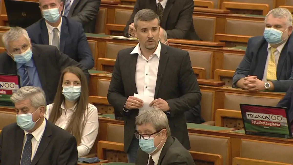 Jakab Péter a Parlamentben: büntethetnek milliókra, elvehetik az otthonomat, bezárhatnak a börtönbe, nem tudnak elhallgattatni