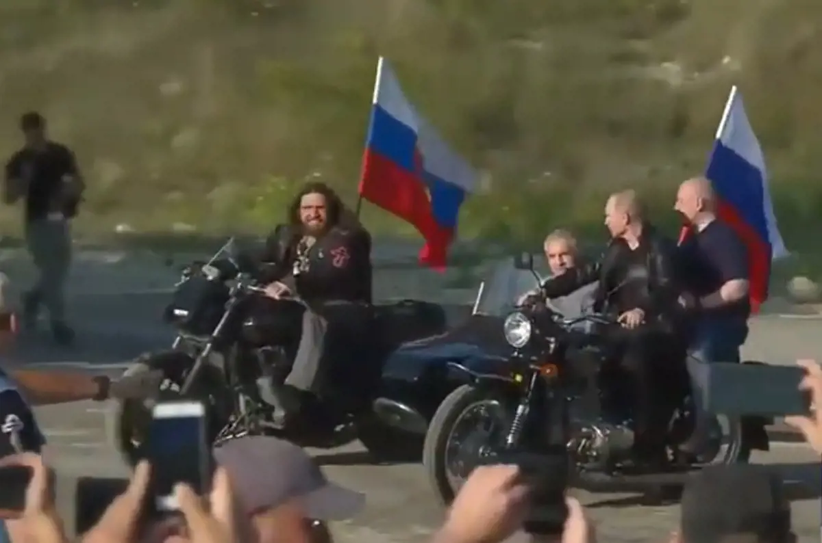 Méltó ellenfelek: feljelentették Putyint, mert sisak nélkül motorozott az elcsatolt Krímben