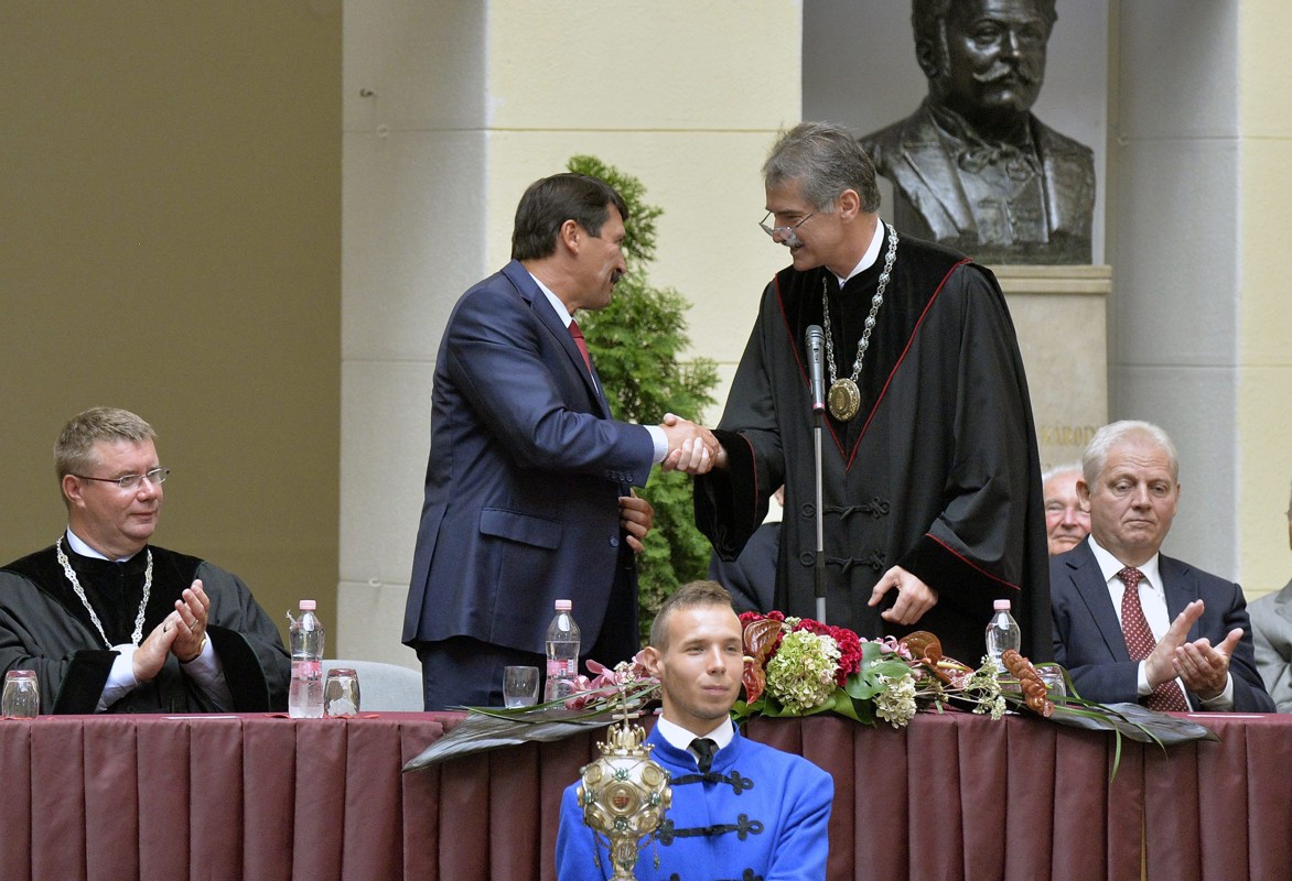 Pénzért segített pályázni a korábbi kancellár?