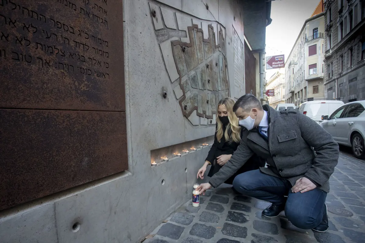 Beleznay Zsuzsanna alpolgármester és Jakab Péter pártelnök mécsest gyújtottak a Gettó Emlékfalnál