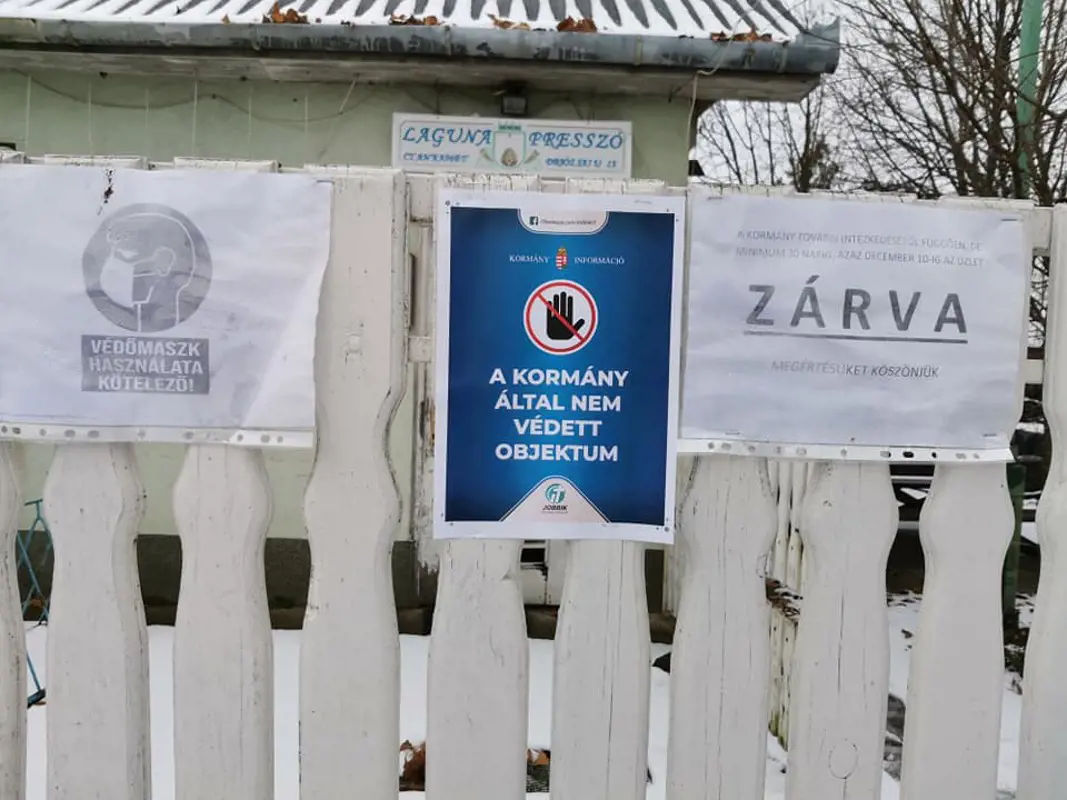 A bajba jutott vendéglátósok érdekében ragasztott ki szolidaritási plakátokat a Jobbik IT
