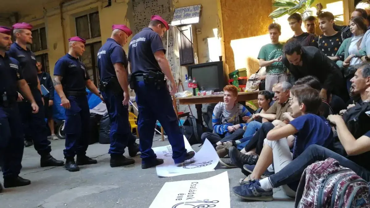 A Jobbik nem most csodálkozik rá a devizahiteles kifosztásra, hanem 15 éve küzd ellene