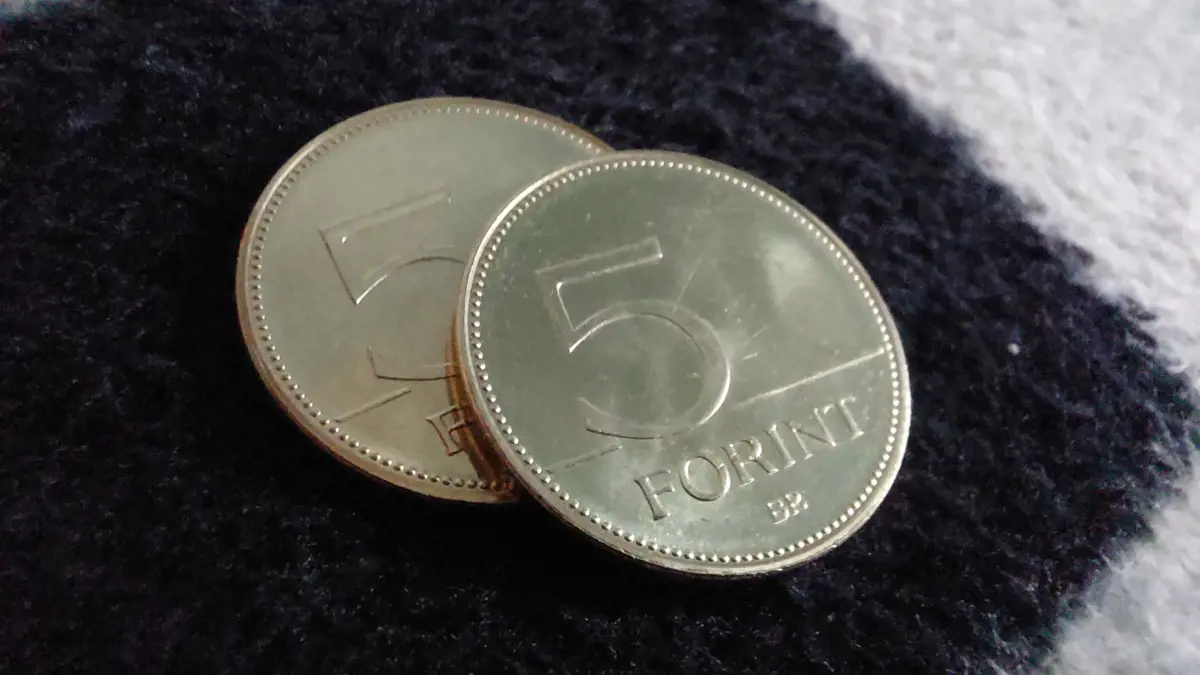Már semmire nem jó, és drága is az 5 forintos érme, a Jobbik megszüntetné