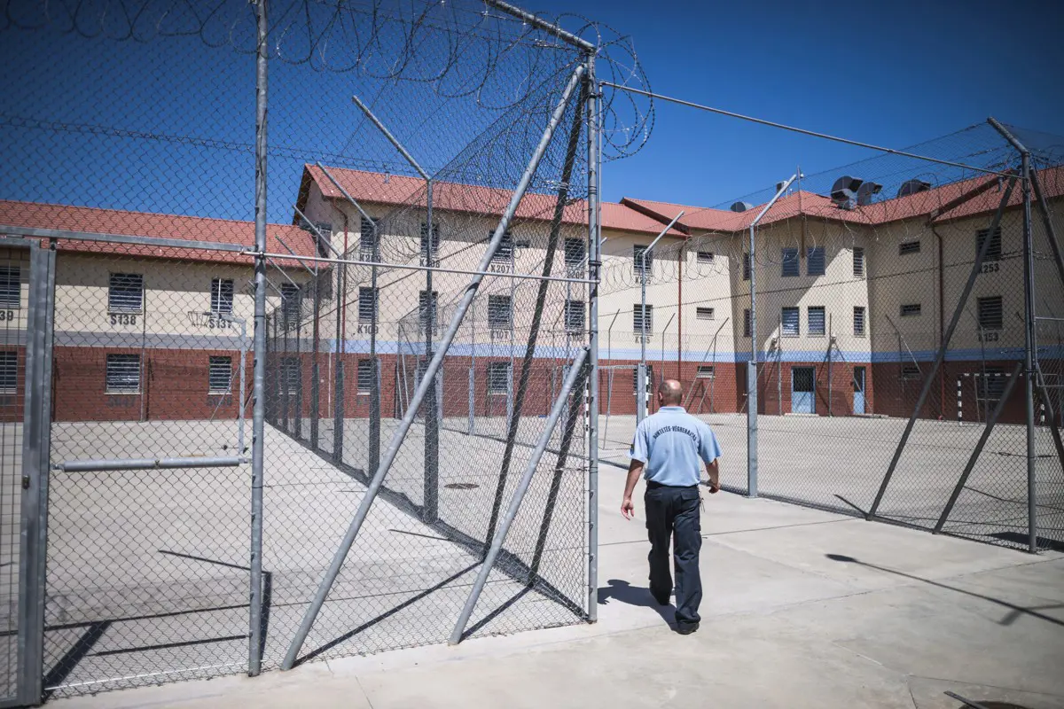 Fogvatartottat vertek össze a börtönőrök Tiszalökön, letartóztatás lett a vége