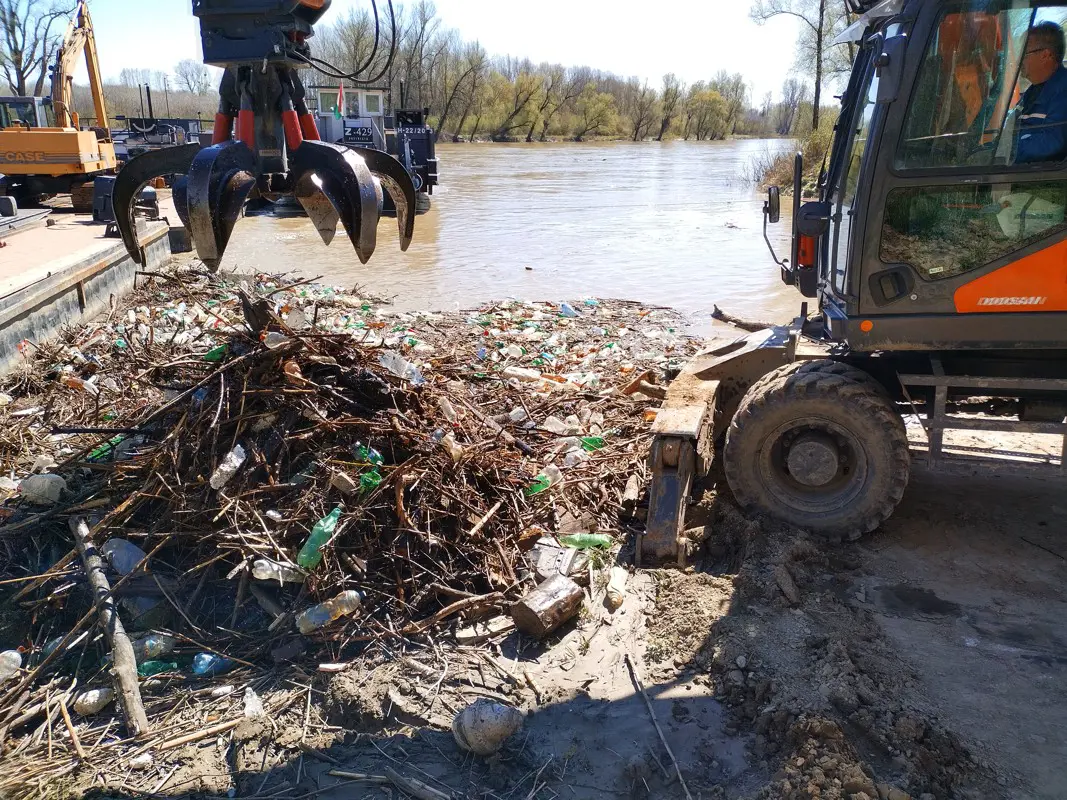 Ismét műanyag és más kommunális szemét úszik Románia felől a Tiszán