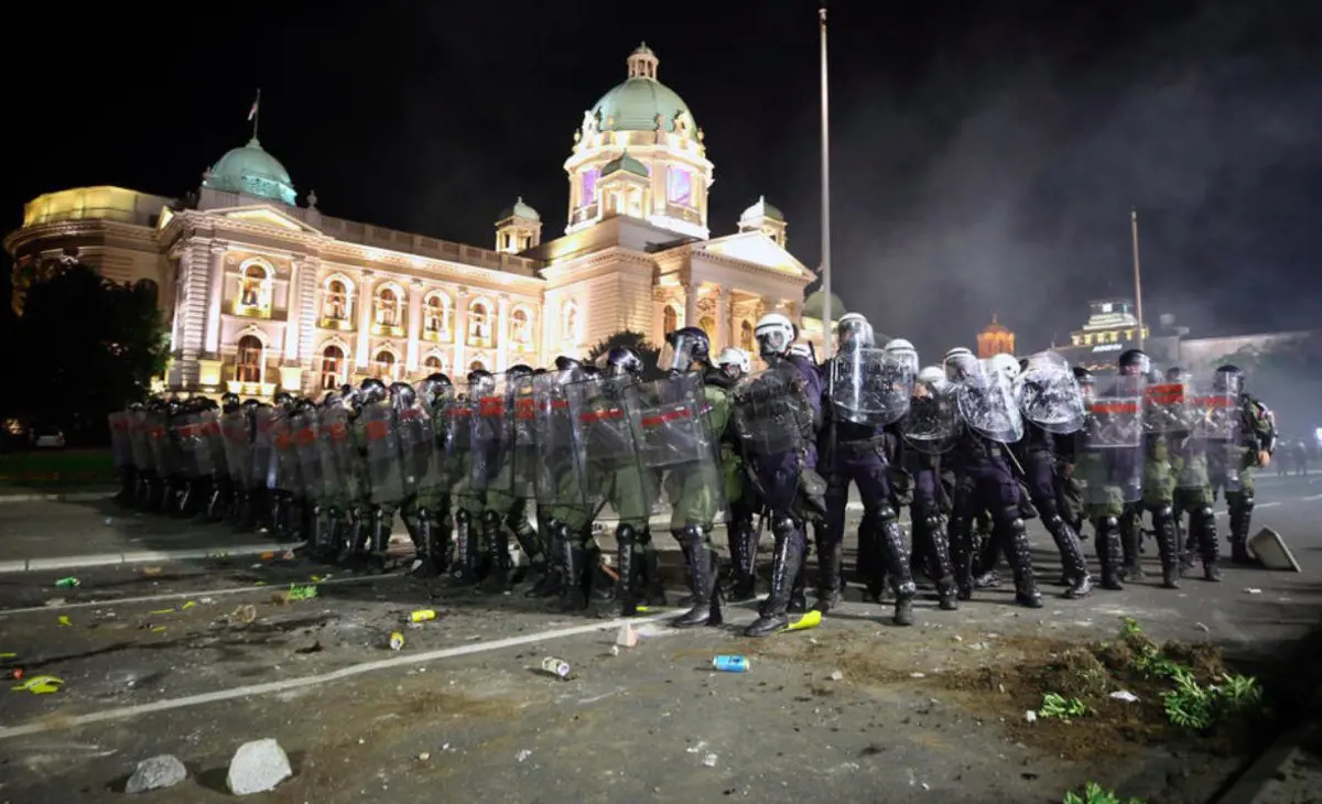 Heves összecsapások után békéssé váltak a tüntetések Szerbiában