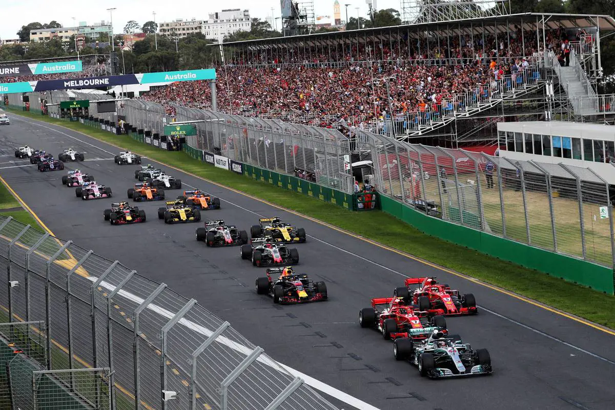 Forma-1-es pilótakeringő: Carlos Sainz ül Vettel autójába, az ő helyét Ricciardo foglalja el