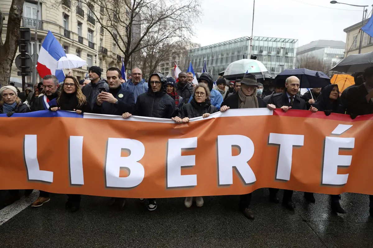 Több mint százezren tiltakoztak a francia kormány járványpolitikája ellen