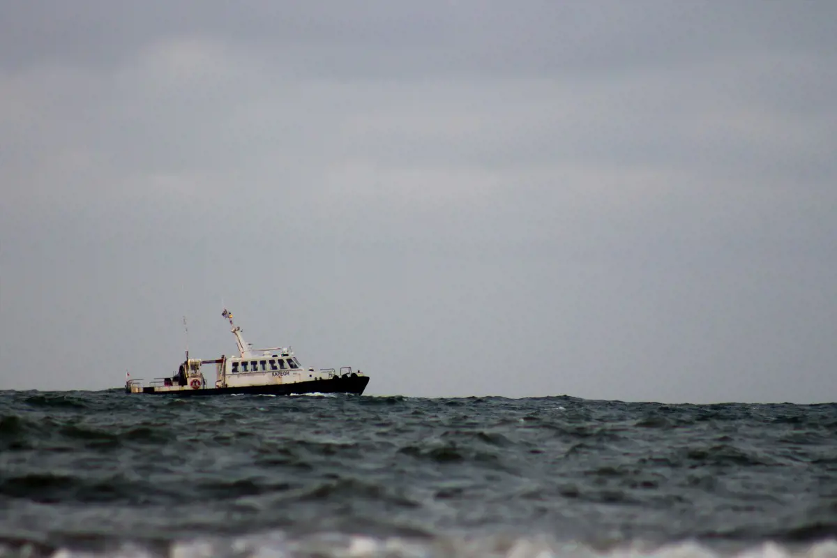 Elsüllyedt szombaton egy japán turistahajó, a fedélzeten lévő 26 emberből eddig kilencet találtak meg