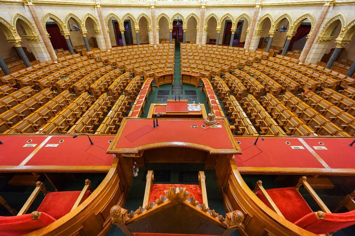 Ellenzéki támogatással megszavazta a parlament a rendeleti kormányzást