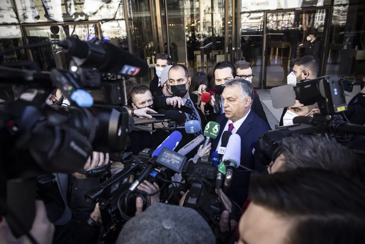 A Madridban vendégeskedő Orbán nyilatkozatban ítélte el Oroszország katonai akcióit az ukrán határon