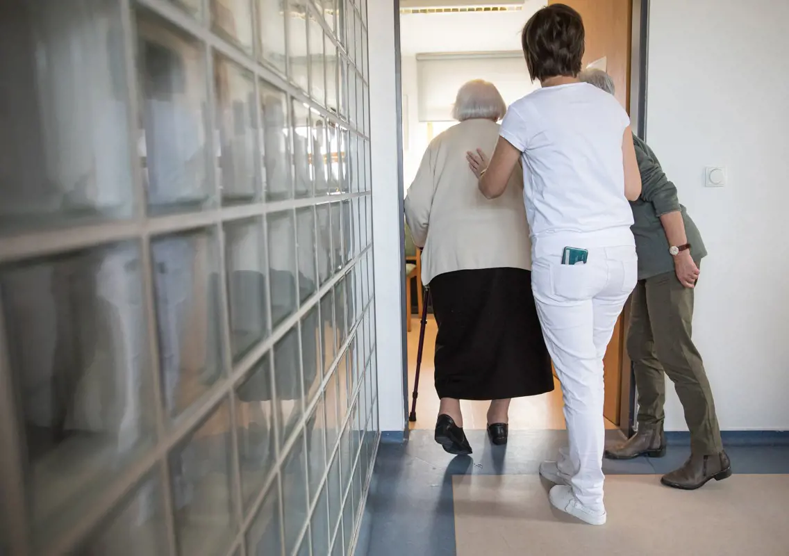 Több mint 12 ezer koronavírusost ápolnak kórházban, nagyot csökkent az elhunytak száma
