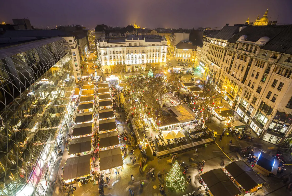 Idén nem rendez karácsonyi vásárt a Vörösmarty téren a főváros, helyette az V. kerületi önkormányzat lehet a házigazda