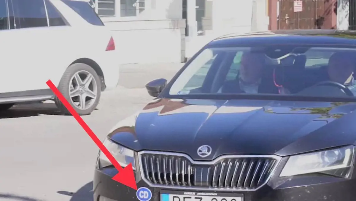 Miért van a fideszes Kovács Sándor autóján CD-matrica, amikor nem rendelkezik diplomata rendszámmal?
