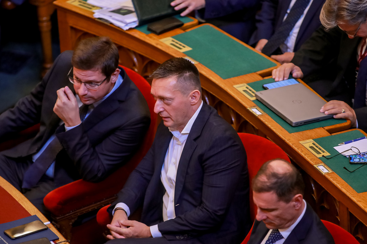 Közel 11 milliárdot szórhatott el Rogán tárcája a szuverenitásról szóló nemzeti konzultációra