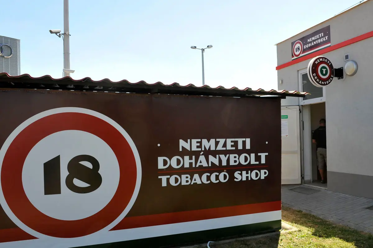 A Fidesz döntött: Mégis kapnak külön dohányboltot az akkumulátorgyári migránsmunkások