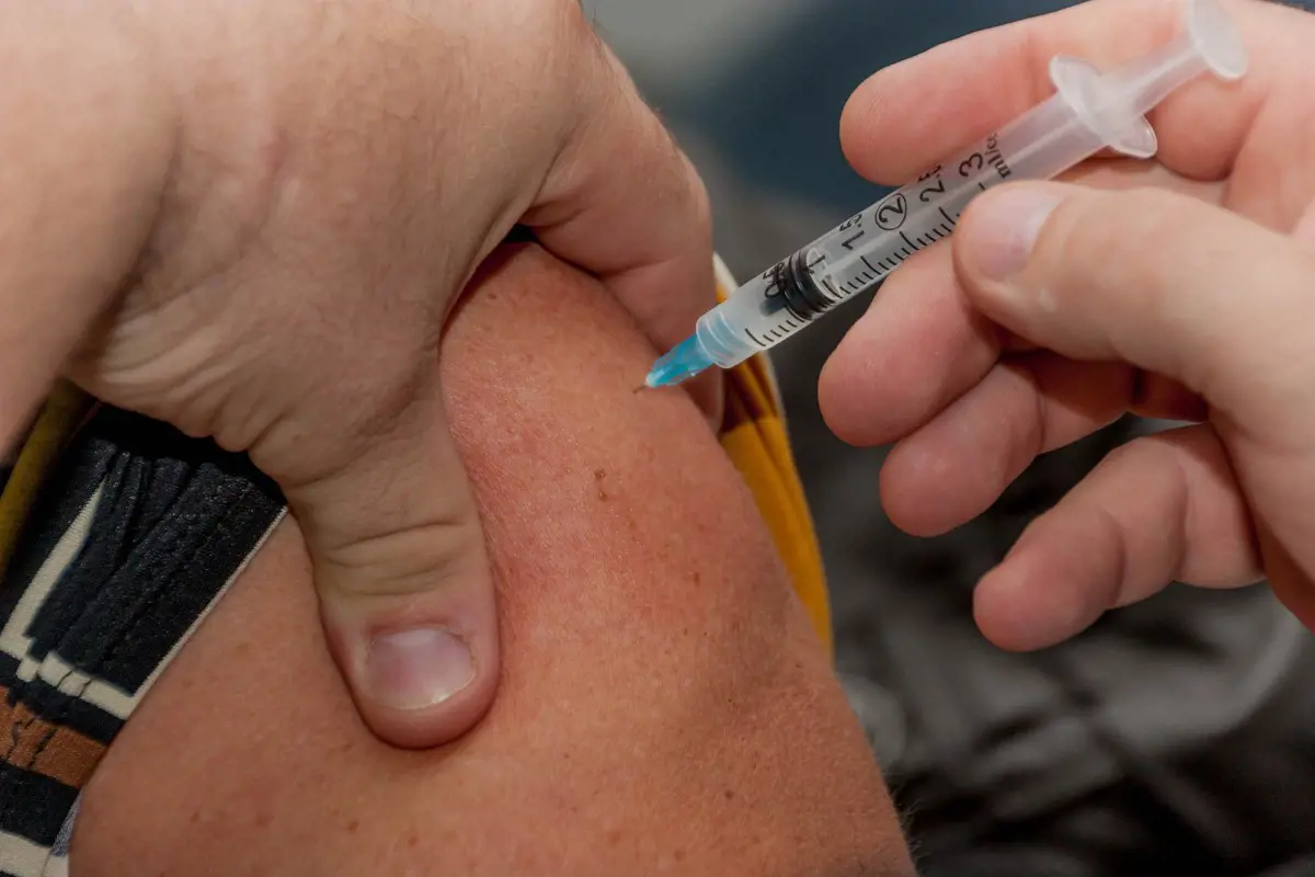 Szlávik a vakcináról: minden beoltottnak előreláthatólag legalább fél óráig az oltóponton kell majd maradnia