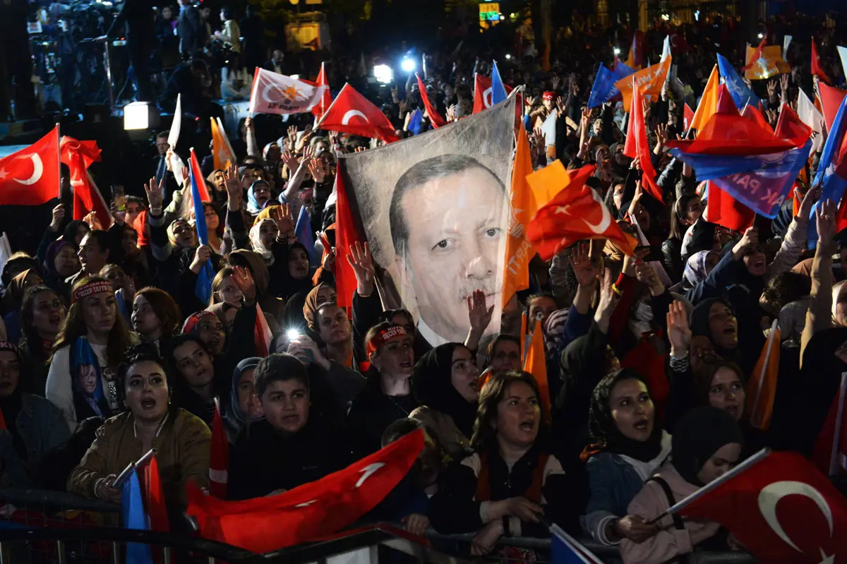 Török választások: Erdogan 49,41, Kilicdaroglu 44,96 százalékon áll, jöhet a második forduló