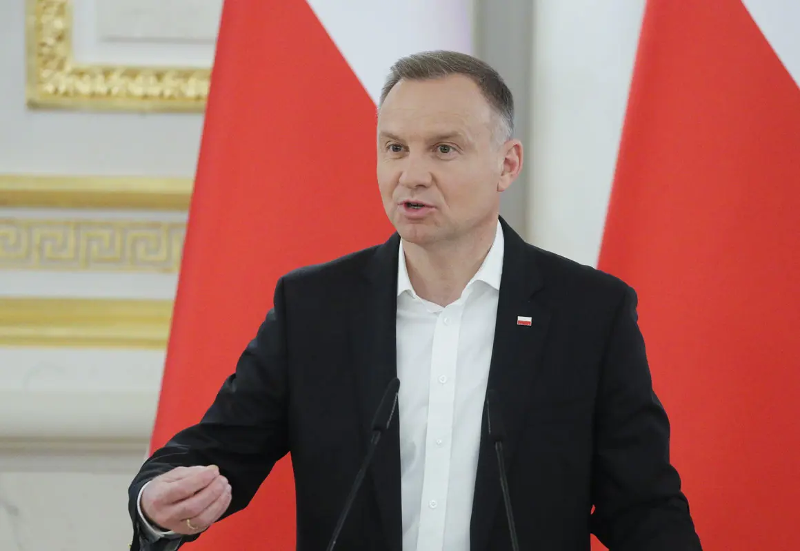 Aláírta az államfő az állandó 14. havi nyugdíjról szóló törvényt – Lengyelországban