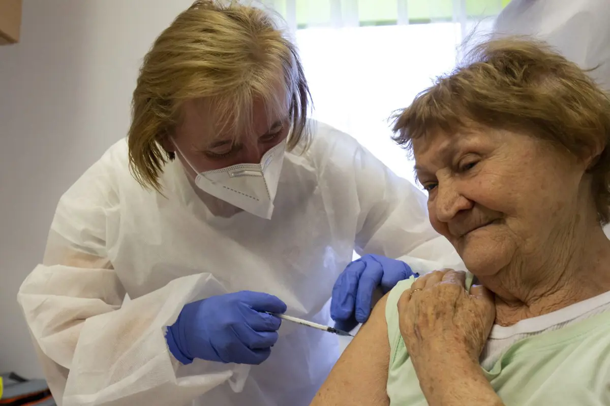 Új oltási akció: augusztus elsejétől háziorvosok fogják felkeresni a közelükben élő 60 év felettieket